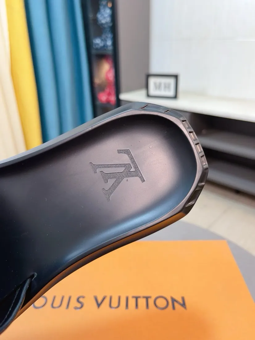 Men's shoes 💰260🌹🌹 (lv-Louis Vuitton) new men's sandals, high-end boutique, exquisite embossed logo decoration on the upper, fine workmanship, super soft soles, casual, loose and comfortable, a must-have in summer! \nsize：38-44